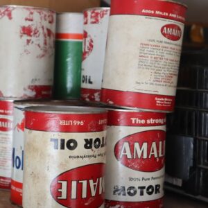 Vintage oil cans quirt