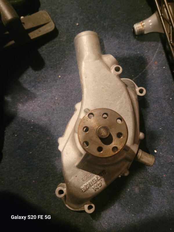 1969 nos aluminum corvette water pump 3975928. 427 zl1