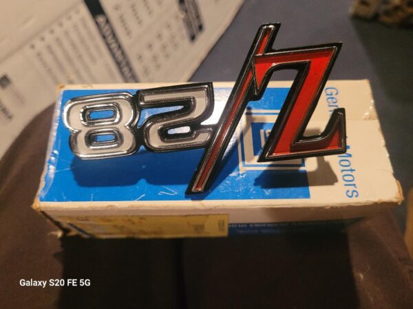 1969 z28 fender emblem. Nos in box 302 camaro.