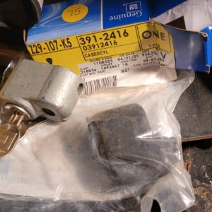 Nos 1963  split window spare tire carrier lock, keys and boot. Nice find