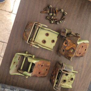 1970 chevelle door hinges. Original paint and MINT With mounting bolts....nice clean parts wont find a set of 56 yr old hinges that look like this.